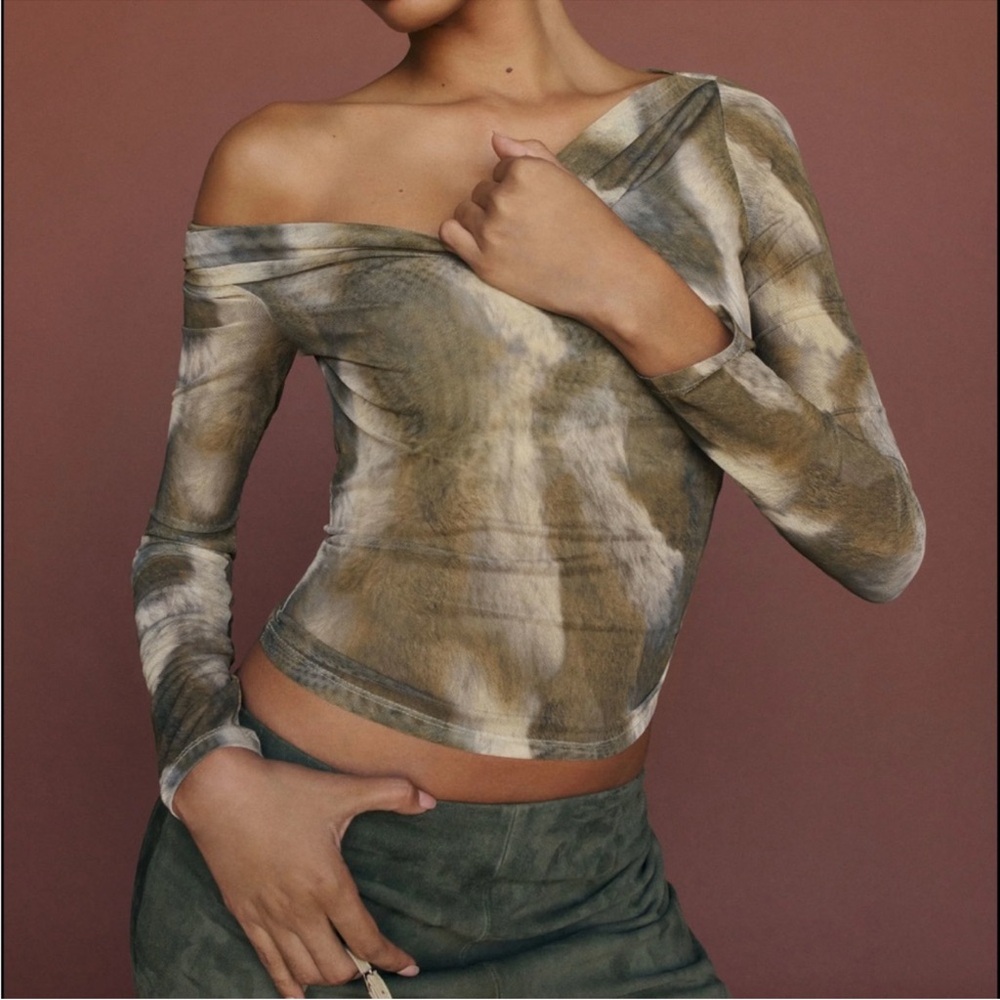 Reformation Elio Off-Shoulder Long Sleeve Top Olive tie-dye